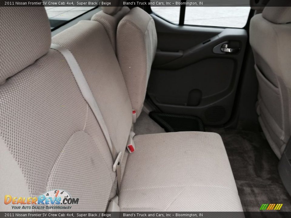 2011 Nissan Frontier SV Crew Cab 4x4 Super Black / Beige Photo #23
