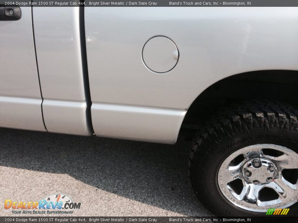 2004 Dodge Ram 1500 ST Regular Cab 4x4 Bright Silver Metallic / Dark Slate Gray Photo #35