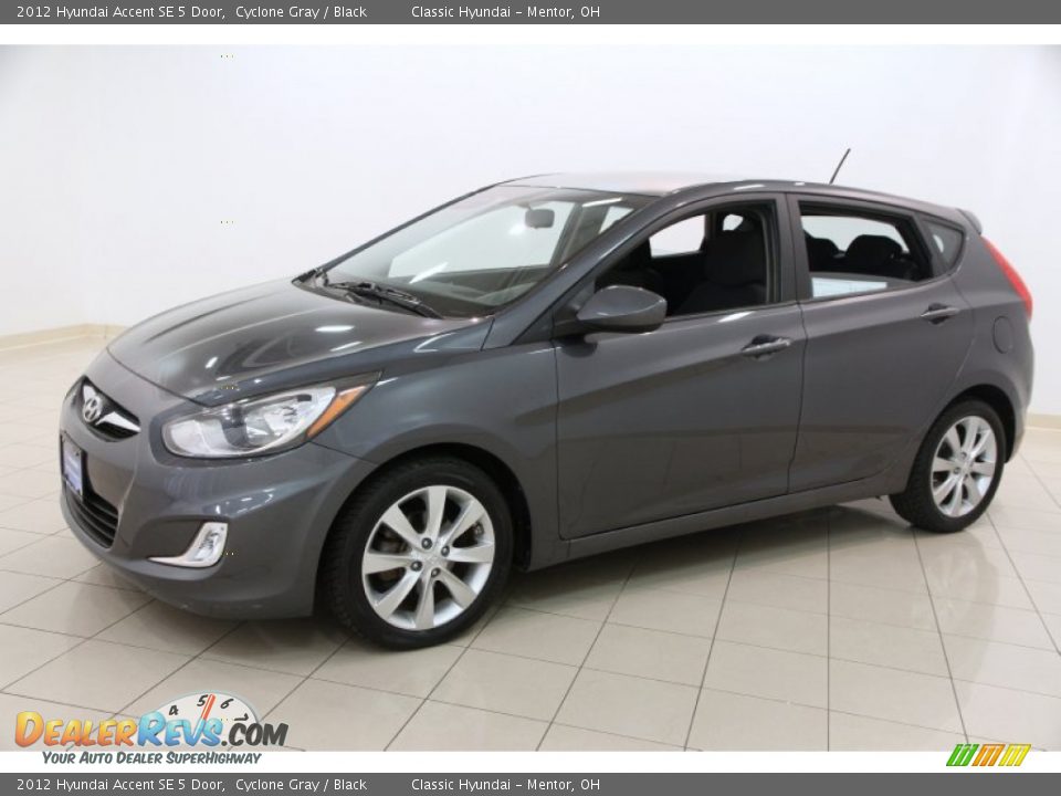 Front 3/4 View of 2012 Hyundai Accent SE 5 Door Photo #3