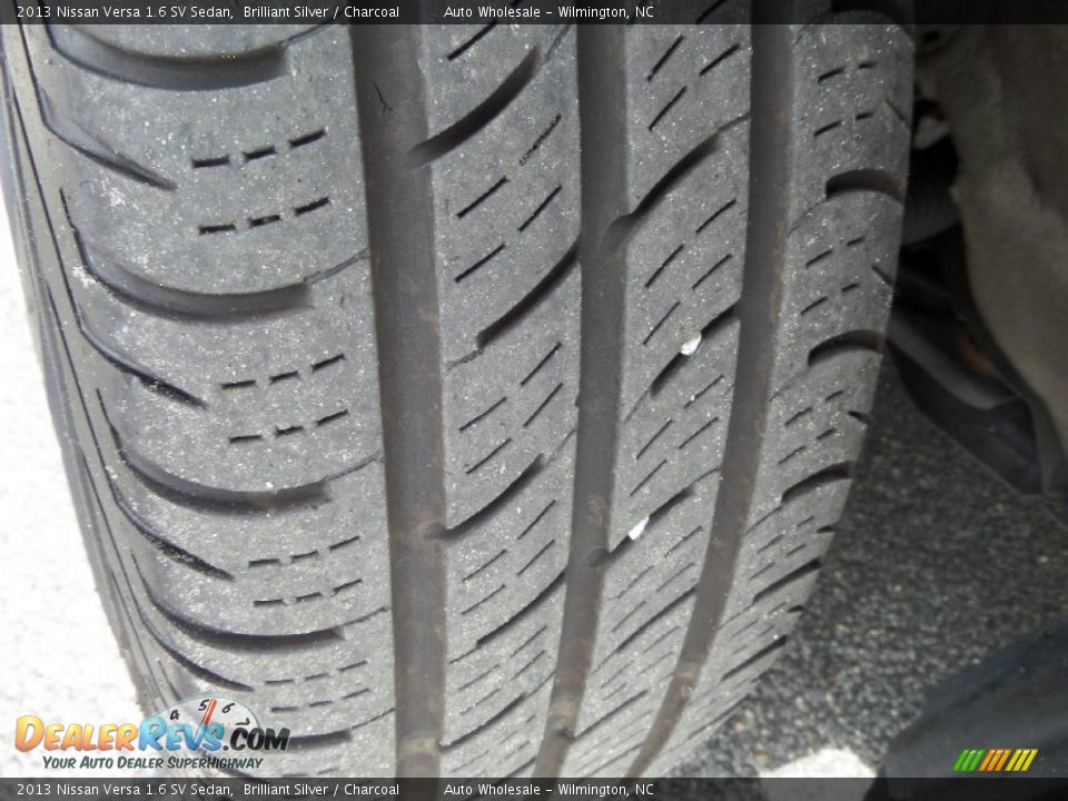 2013 Nissan Versa 1.6 SV Sedan Brilliant Silver / Charcoal Photo #10