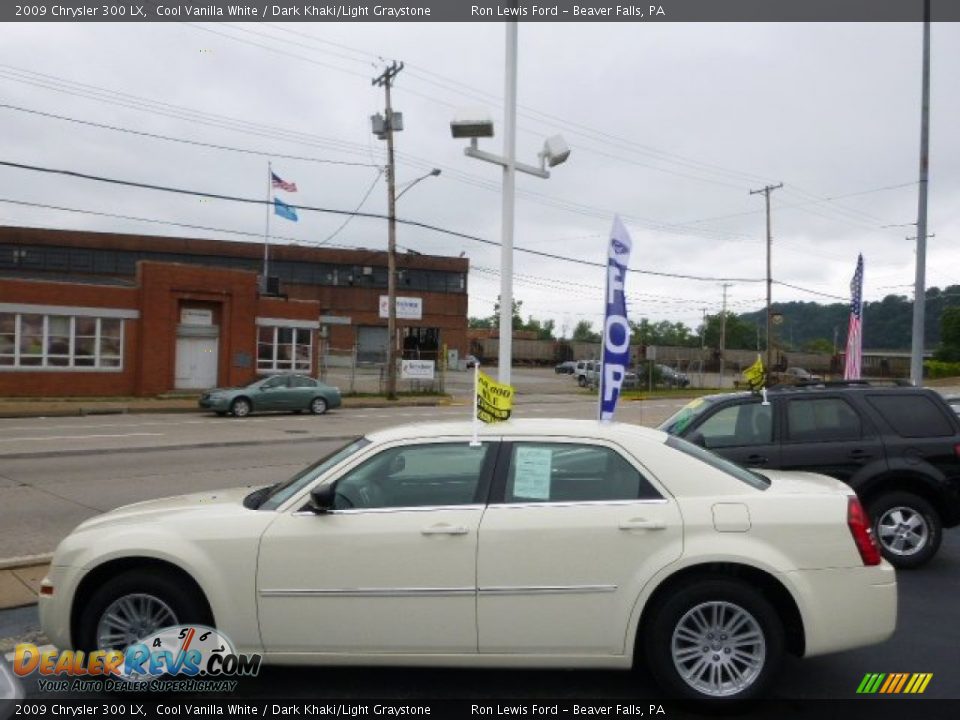 2009 Chrysler 300 LX Cool Vanilla White / Dark Khaki/Light Graystone Photo #5
