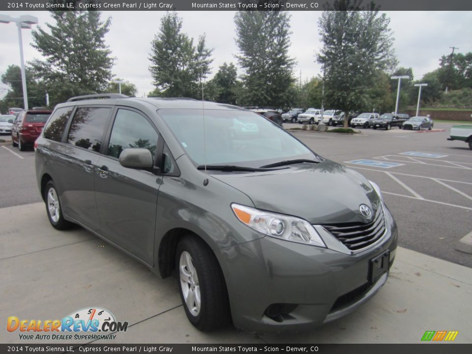 Front 3/4 View of 2014 Toyota Sienna LE Photo #1