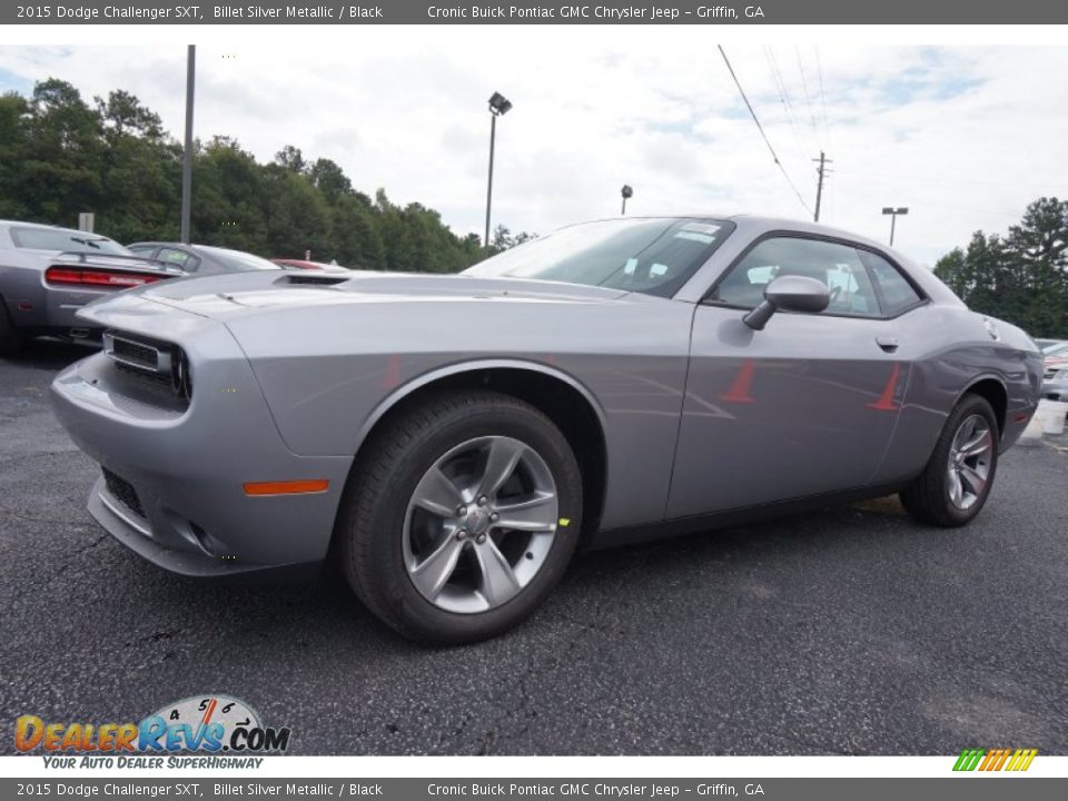 Front 3/4 View of 2015 Dodge Challenger SXT Photo #3