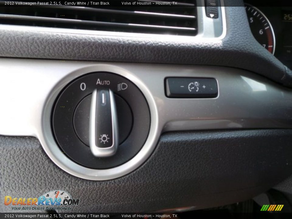 2012 Volkswagen Passat 2.5L S Candy White / Titan Black Photo #17