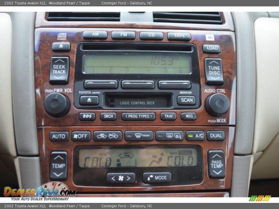 Controls of 2002 Toyota Avalon XLS Photo #20