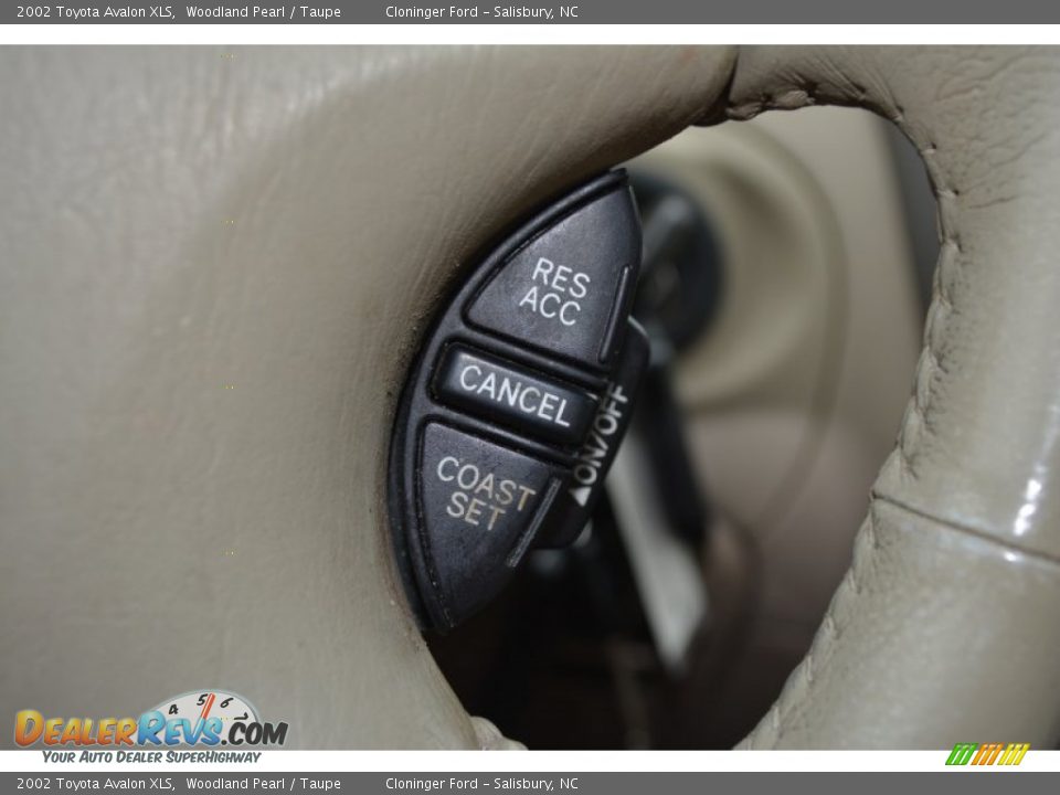 Controls of 2002 Toyota Avalon XLS Photo #24