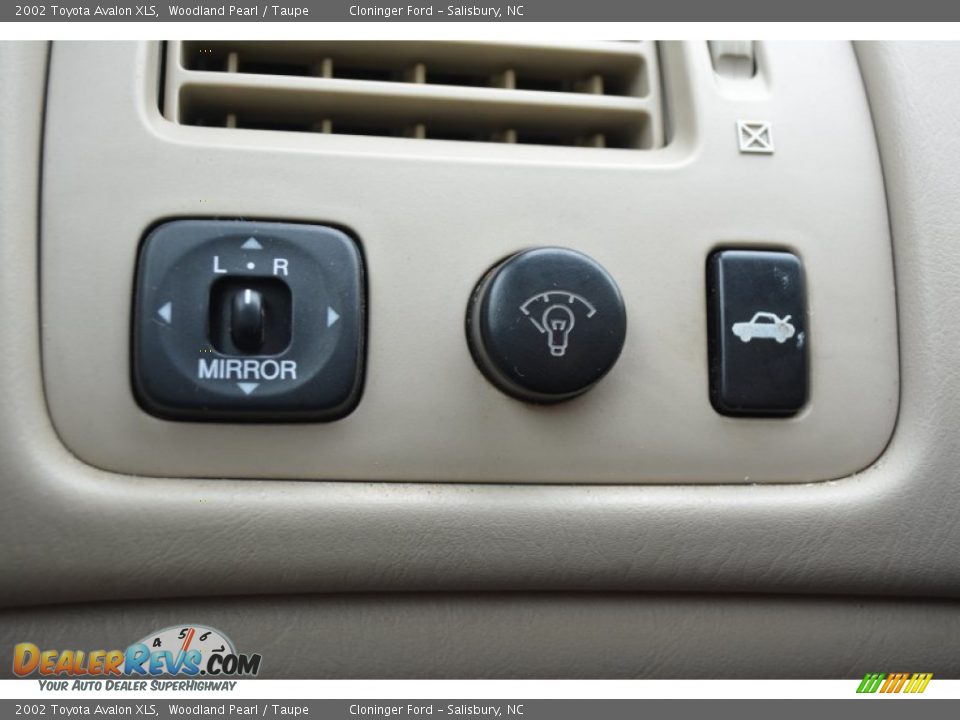 Controls of 2002 Toyota Avalon XLS Photo #26