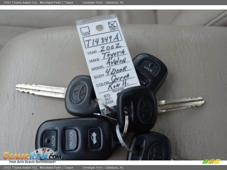 Keys of 2002 Toyota Avalon XLS Photo #27