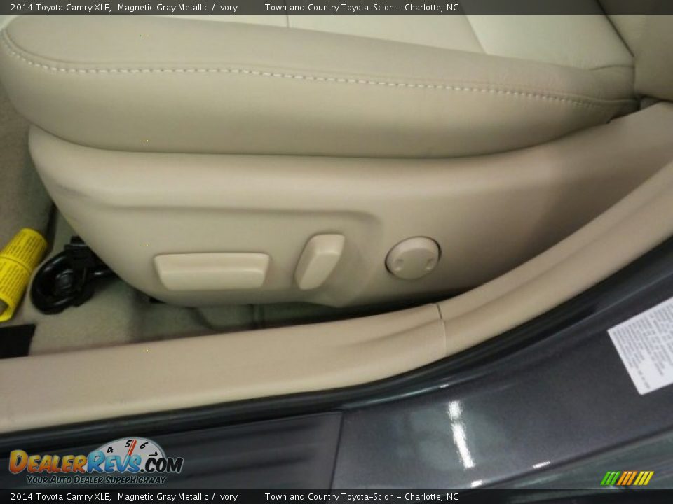 2014 Toyota Camry XLE Magnetic Gray Metallic / Ivory Photo #11