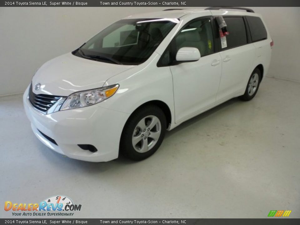 Front 3/4 View of 2014 Toyota Sienna LE Photo #4