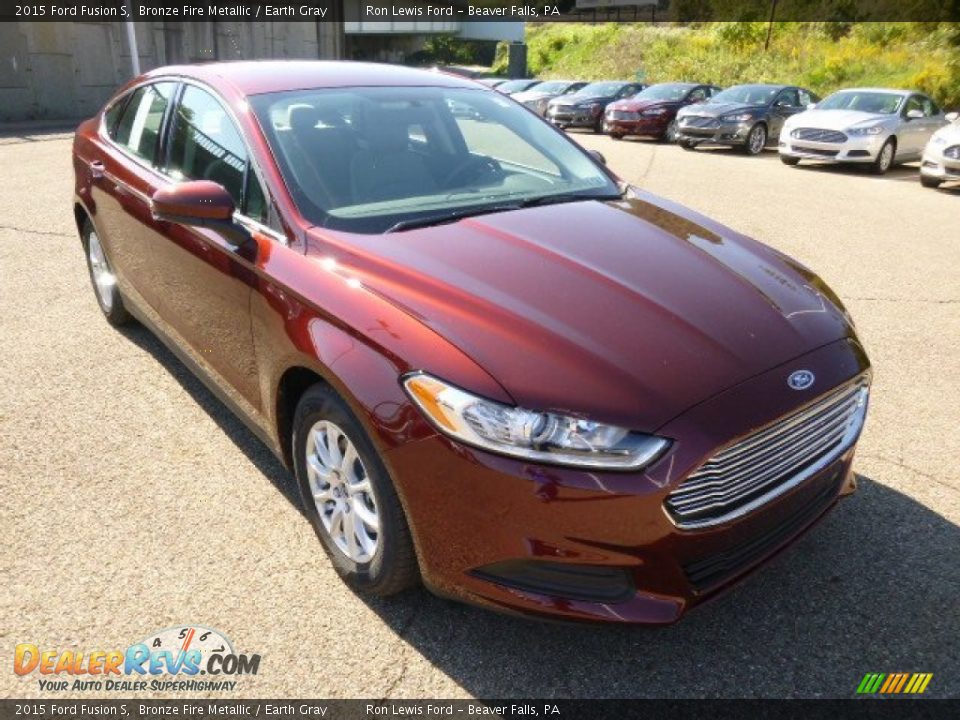 Front 3/4 View of 2015 Ford Fusion S Photo #2