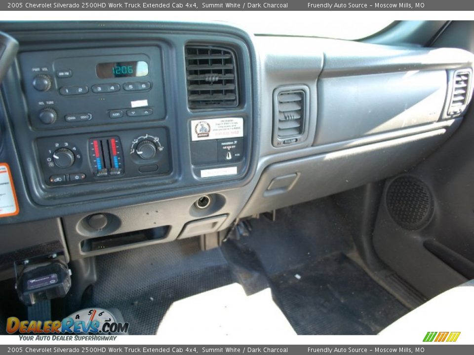 2005 Chevrolet Silverado 2500HD Work Truck Extended Cab 4x4 Summit White / Dark Charcoal Photo #18