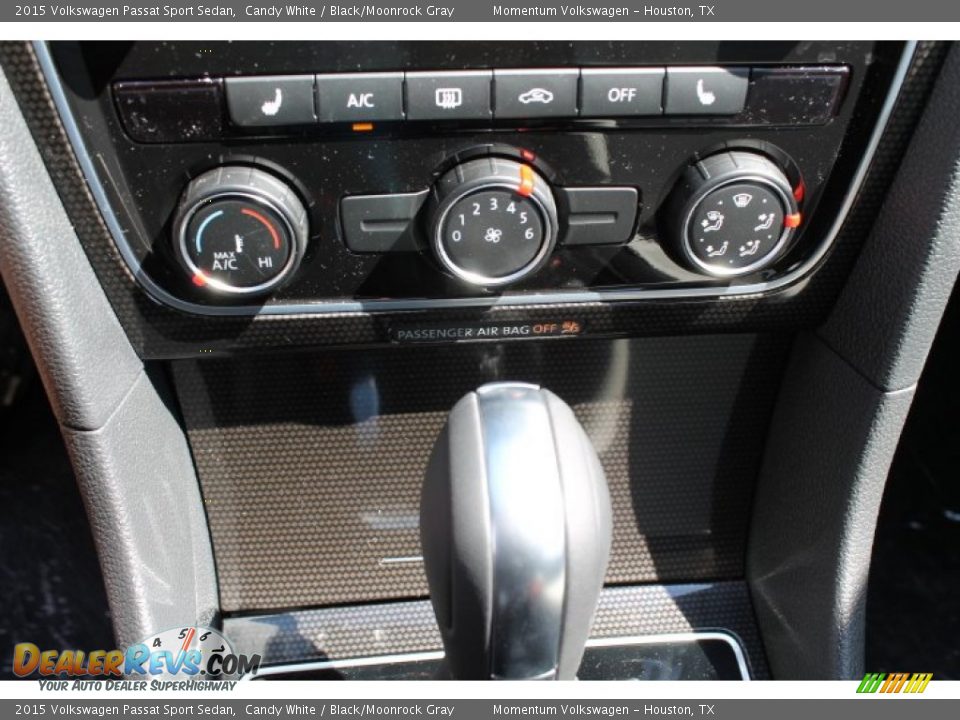 Controls of 2015 Volkswagen Passat Sport Sedan Photo #15