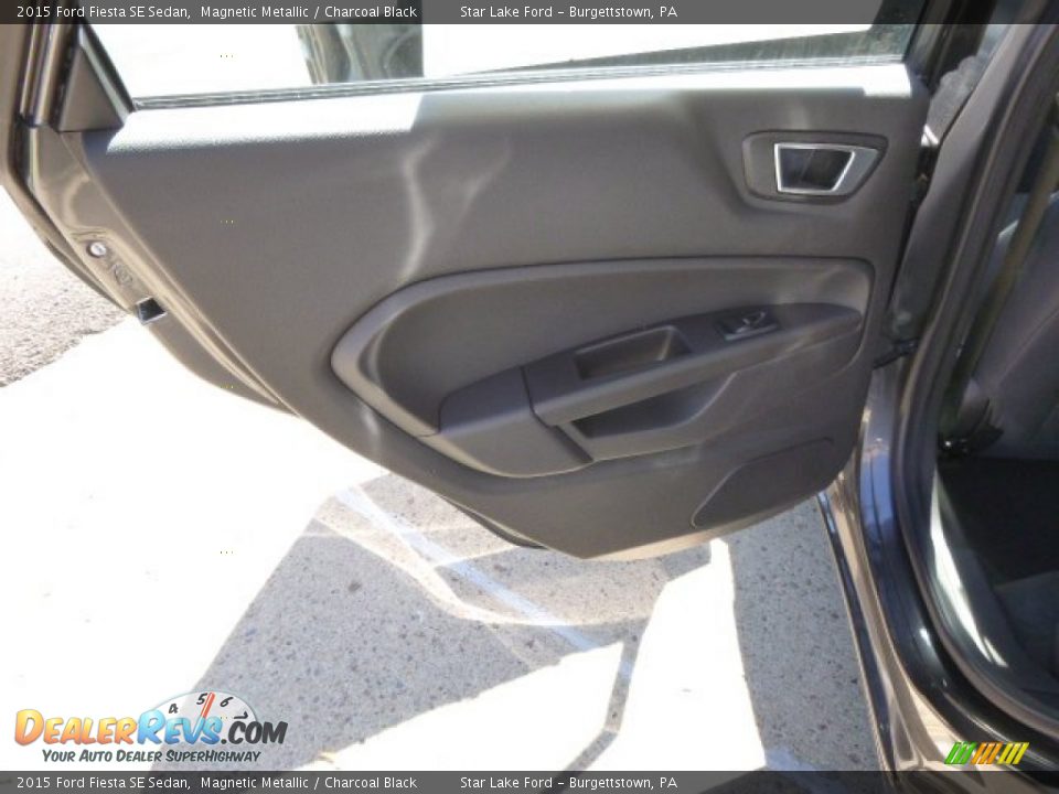 2015 Ford Fiesta SE Sedan Magnetic Metallic / Charcoal Black Photo #13