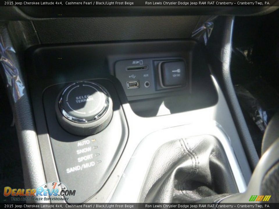 2015 Jeep Cherokee Latitude 4x4 Cashmere Pearl / Black/Light Frost Beige Photo #18
