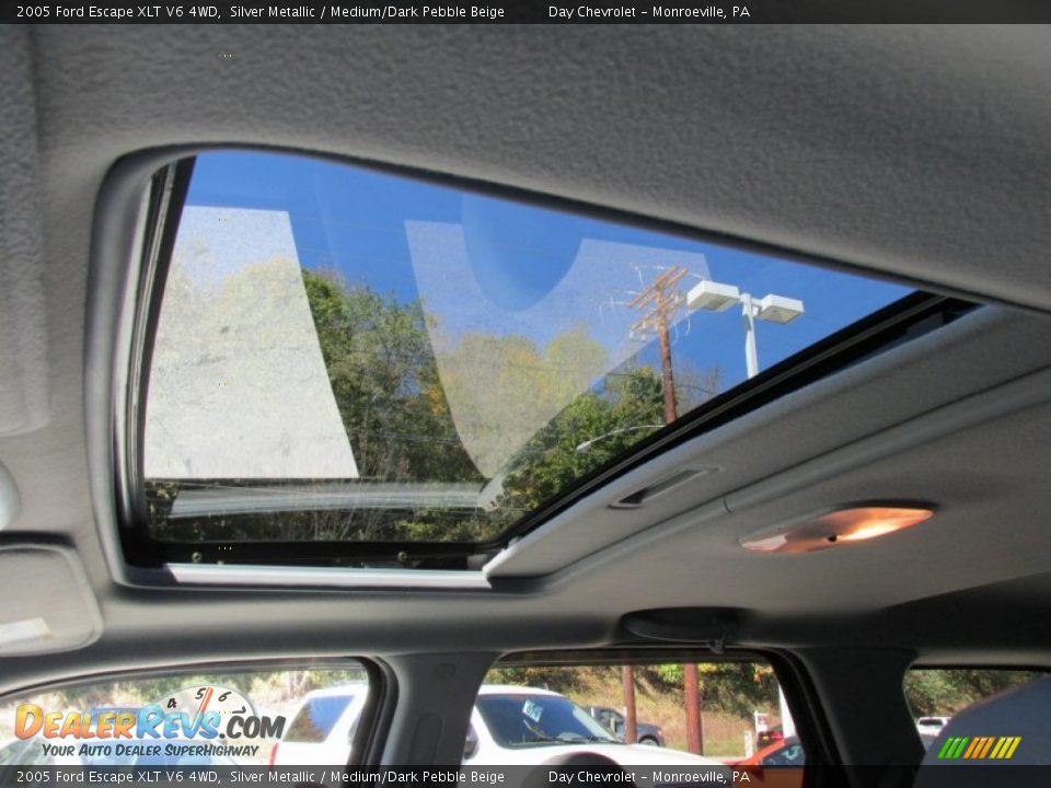 2005 Ford Escape XLT V6 4WD Silver Metallic / Medium/Dark Pebble Beige Photo #17