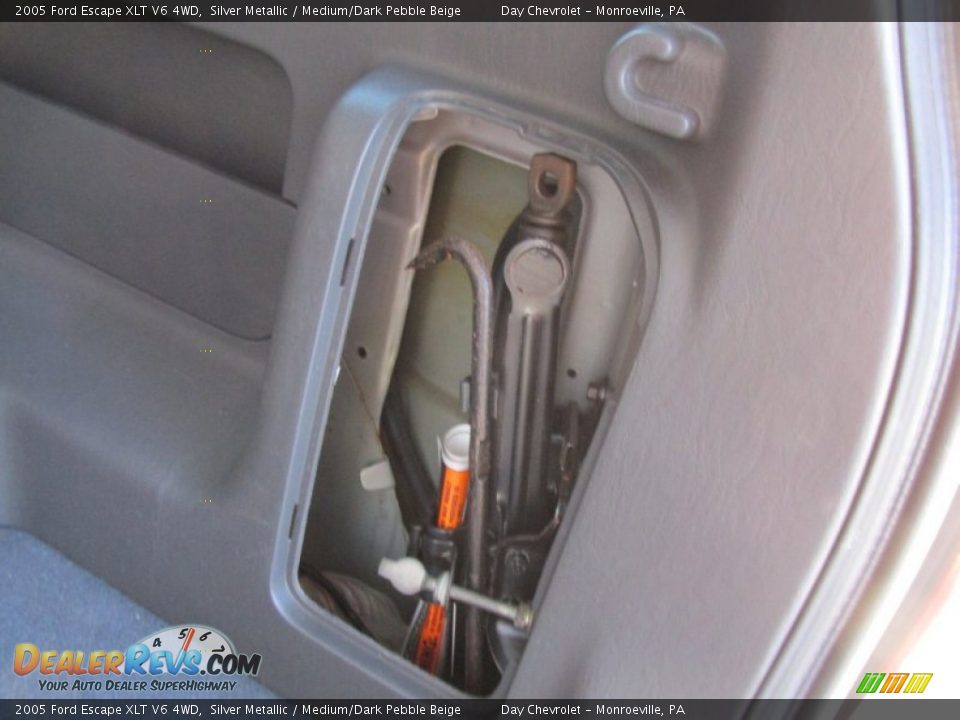 2005 Ford Escape XLT V6 4WD Silver Metallic / Medium/Dark Pebble Beige Photo #23