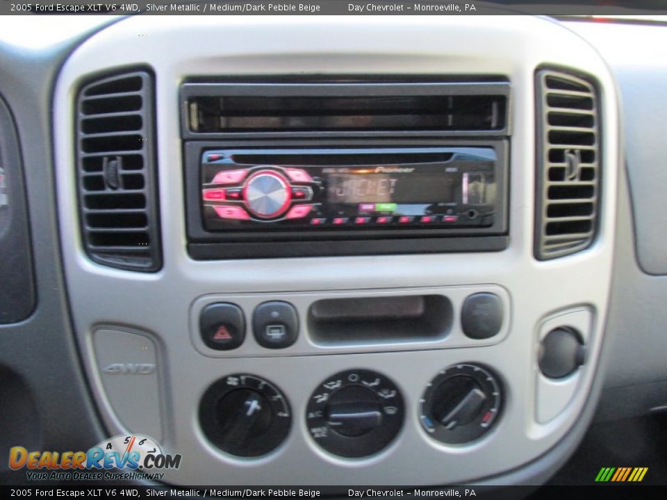 2005 Ford Escape XLT V6 4WD Silver Metallic / Medium/Dark Pebble Beige Photo #31