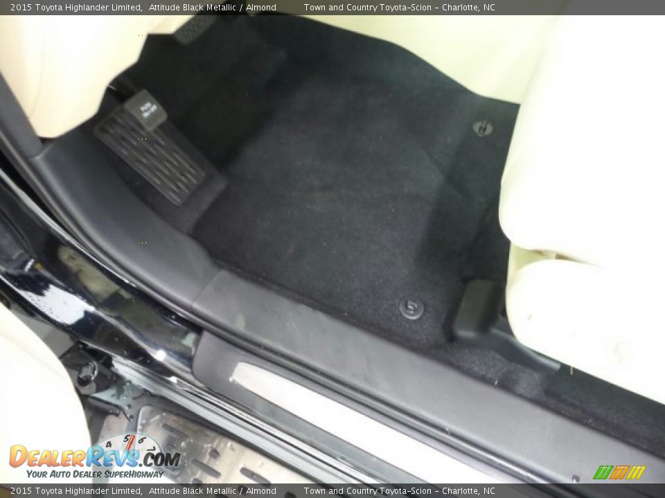 2015 Toyota Highlander Limited Attitude Black Metallic / Almond Photo #14