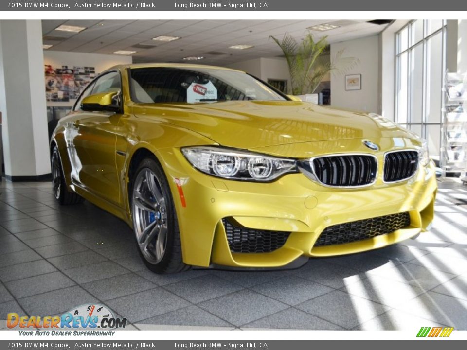Front 3/4 View of 2015 BMW M4 Coupe Photo #2