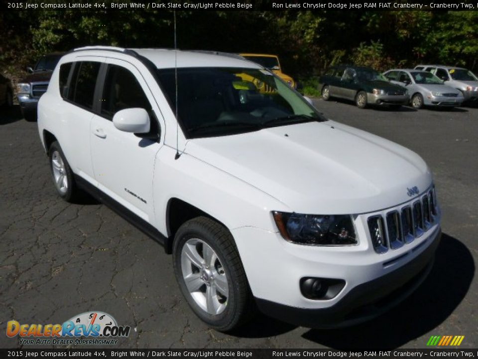 Front 3/4 View of 2015 Jeep Compass Latitude 4x4 Photo #4