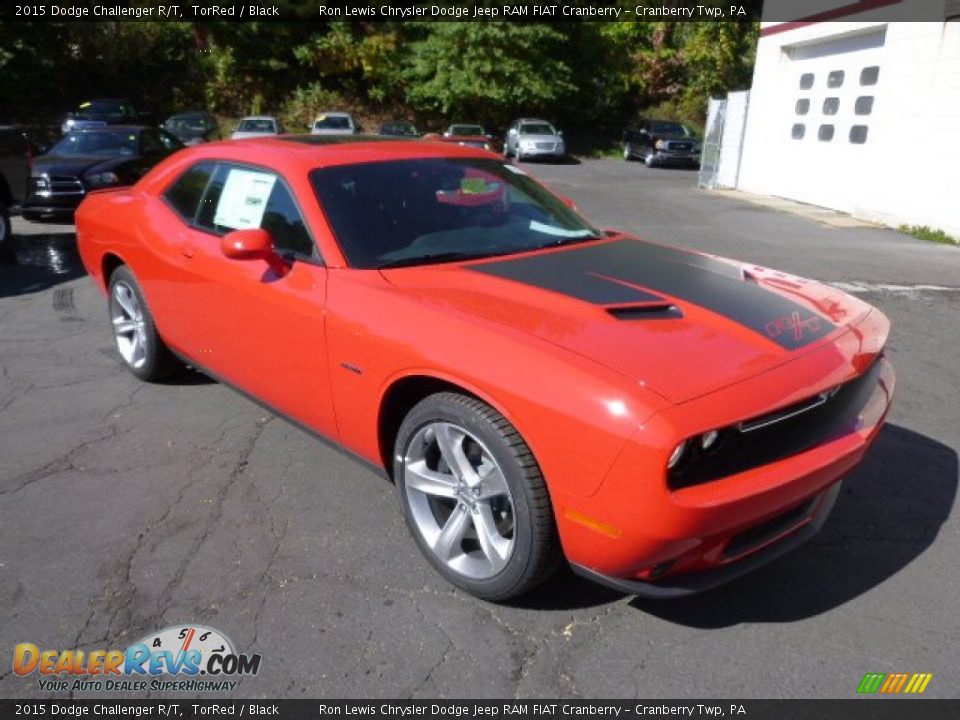 Front 3/4 View of 2015 Dodge Challenger R/T Photo #4