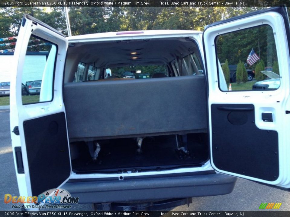 2006 Ford E Series Van E350 XL 15 Passenger Oxford White / Medium Flint Grey Photo #16
