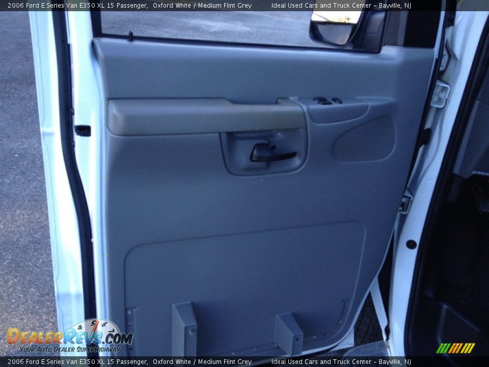 2006 Ford E Series Van E350 XL 15 Passenger Oxford White / Medium Flint Grey Photo #21