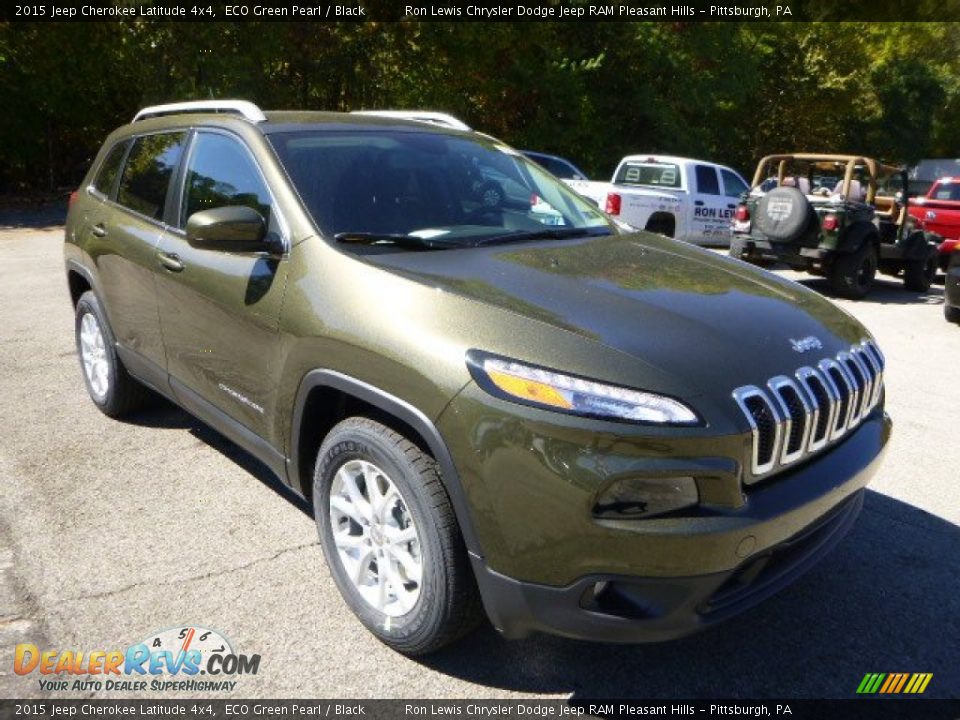 Front 3/4 View of 2015 Jeep Cherokee Latitude 4x4 Photo #7