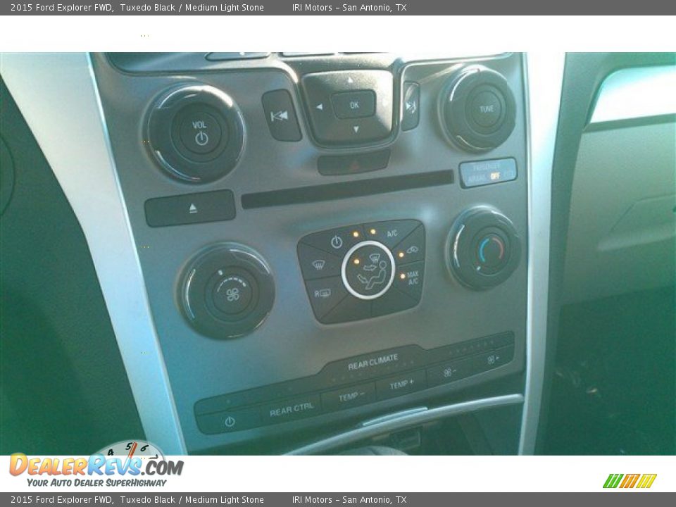 2015 Ford Explorer FWD Tuxedo Black / Medium Light Stone Photo #30