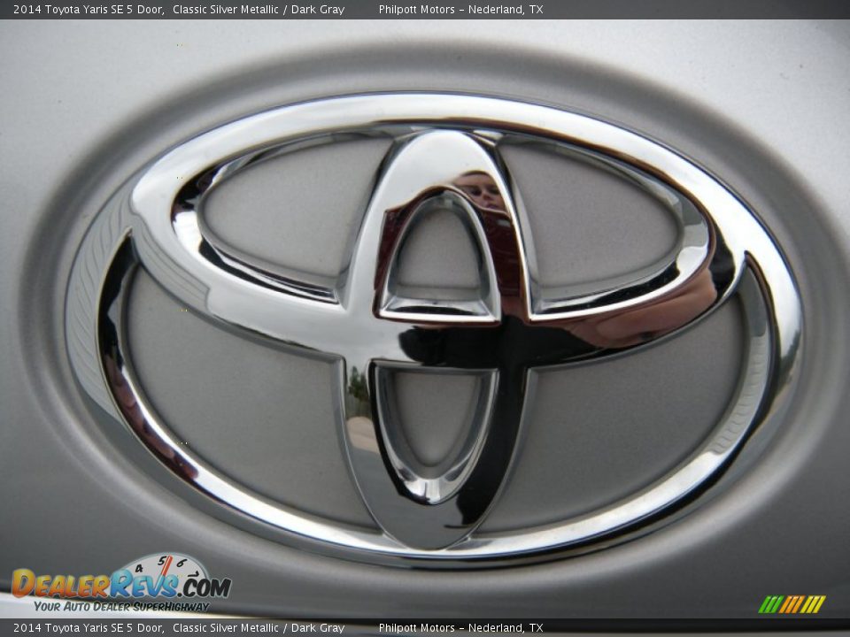 2014 Toyota Yaris SE 5 Door Classic Silver Metallic / Dark Gray Photo #14