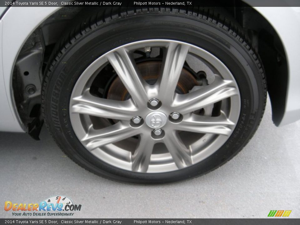 2014 Toyota Yaris SE 5 Door Classic Silver Metallic / Dark Gray Photo #18