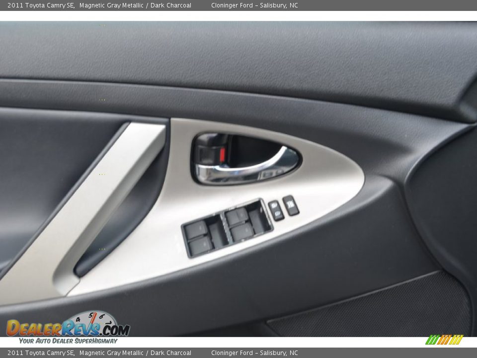 2011 Toyota Camry SE Magnetic Gray Metallic / Dark Charcoal Photo #8
