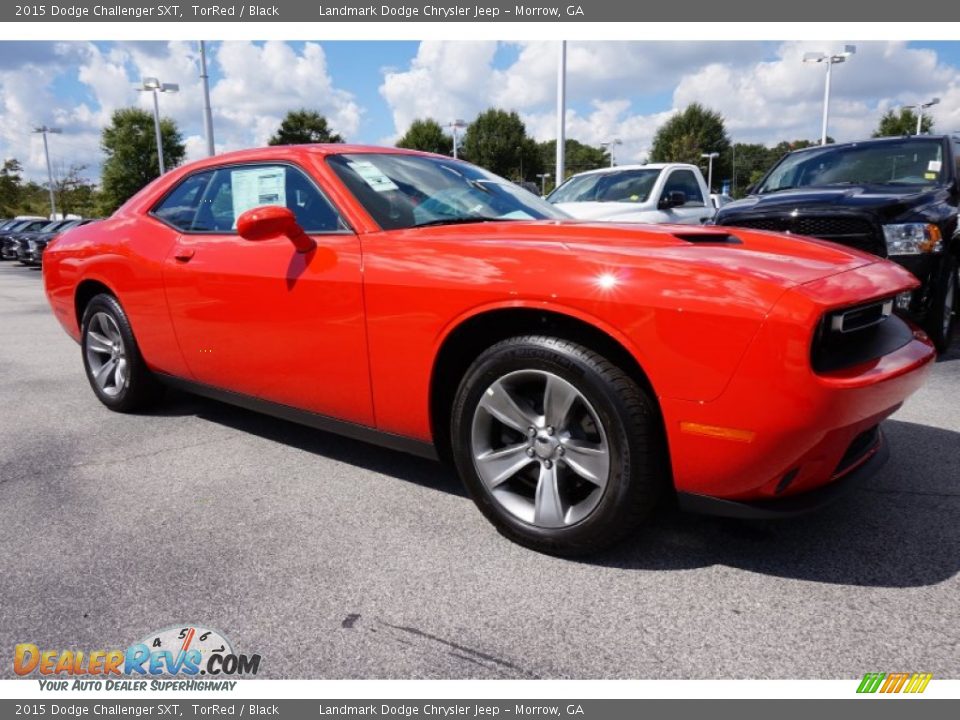 Front 3/4 View of 2015 Dodge Challenger SXT Photo #4