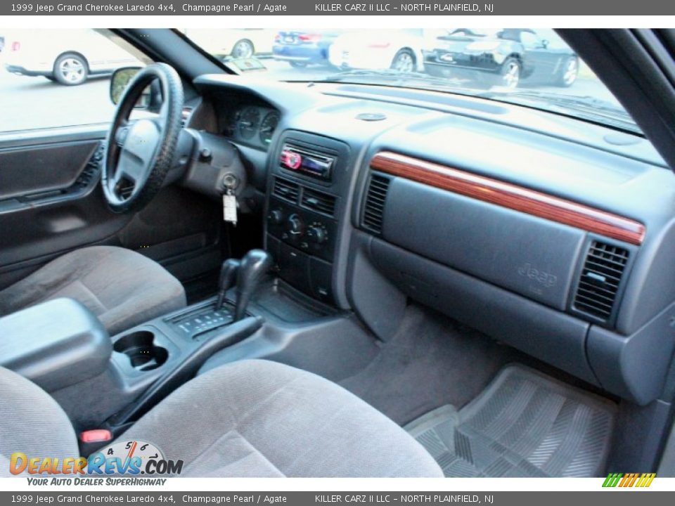 1999 Jeep Grand Cherokee Laredo 4x4 Champagne Pearl / Agate Photo #26