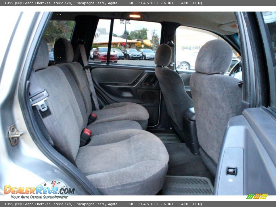 1999 Jeep Grand Cherokee Laredo 4x4 Champagne Pearl / Agate Photo #28