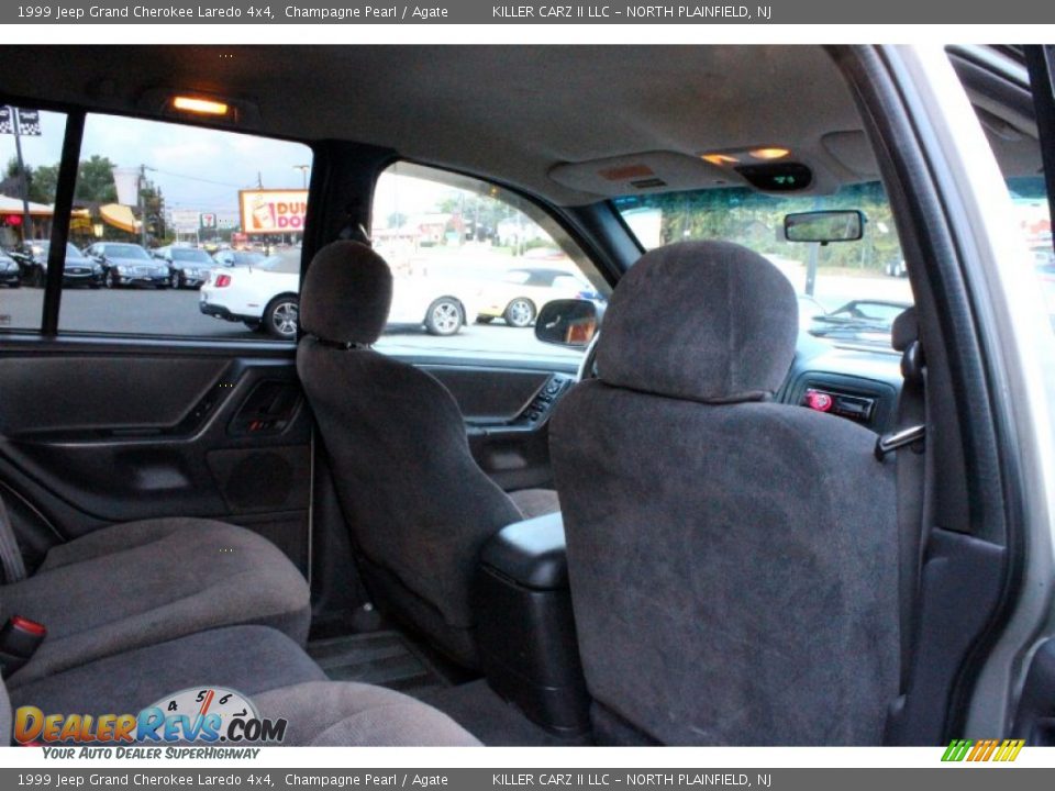 1999 Jeep Grand Cherokee Laredo 4x4 Champagne Pearl / Agate Photo #29