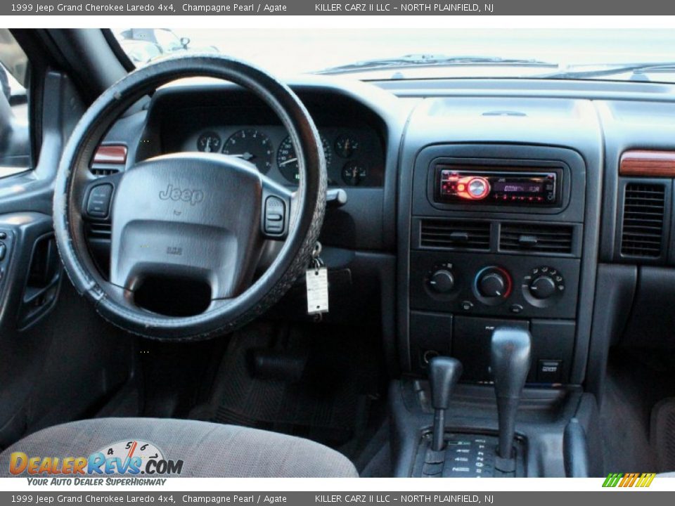 1999 Jeep Grand Cherokee Laredo 4x4 Champagne Pearl / Agate Photo #31