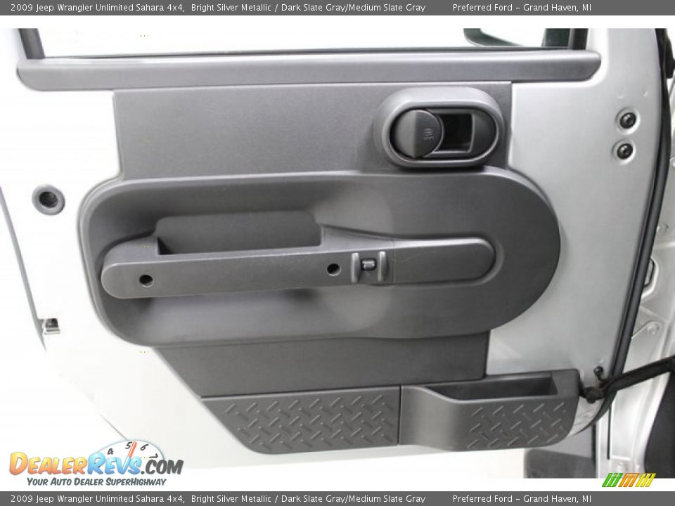 2009 Jeep Wrangler Unlimited Sahara 4x4 Bright Silver Metallic / Dark Slate Gray/Medium Slate Gray Photo #29