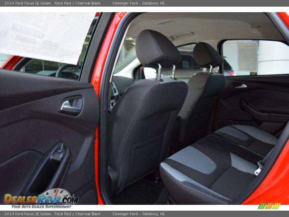 2014 Ford Focus SE Sedan Race Red / Charcoal Black Photo #8