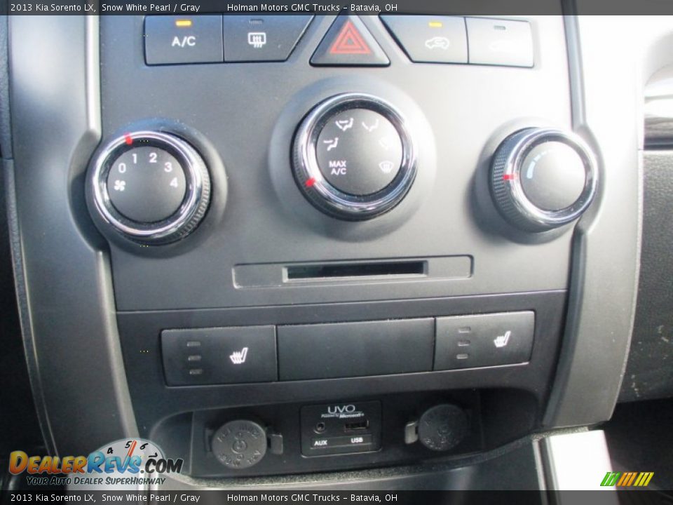 Controls of 2013 Kia Sorento LX Photo #9