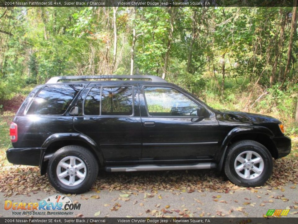 2004 Nissan Pathfinder SE 4x4 Super Black / Charcoal Photo #1