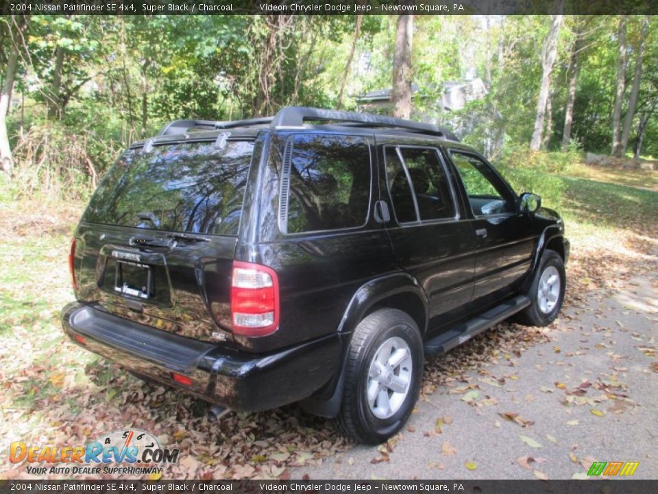 2004 Nissan Pathfinder SE 4x4 Super Black / Charcoal Photo #2