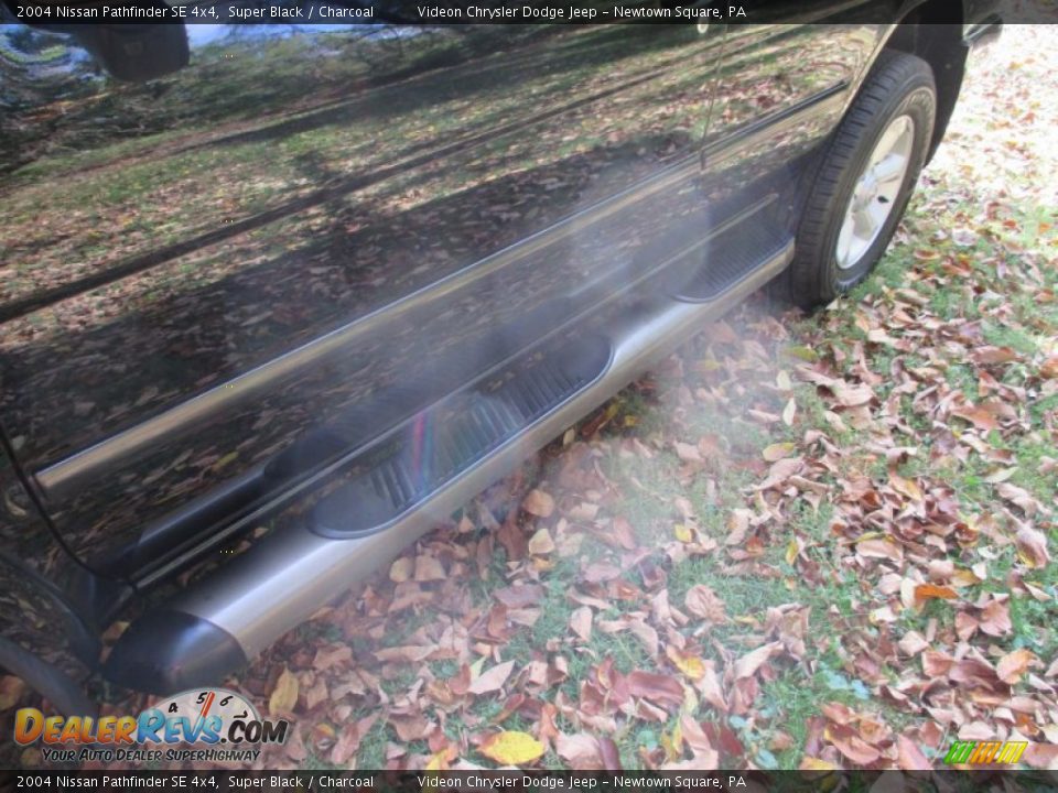 2004 Nissan Pathfinder SE 4x4 Super Black / Charcoal Photo #9