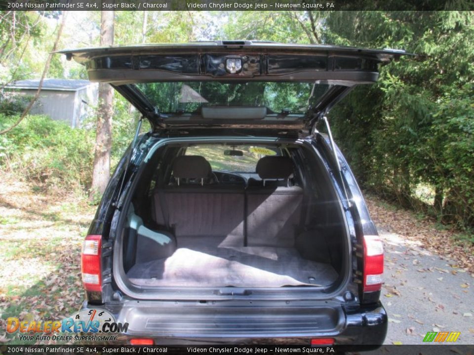 2004 Nissan Pathfinder SE 4x4 Super Black / Charcoal Photo #11