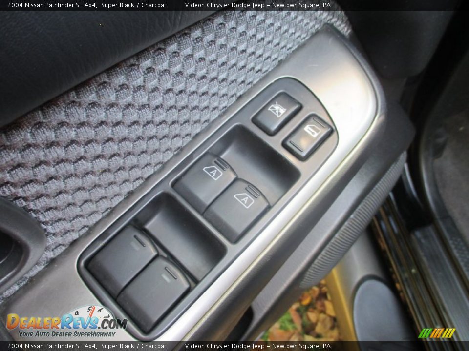 2004 Nissan Pathfinder SE 4x4 Super Black / Charcoal Photo #12