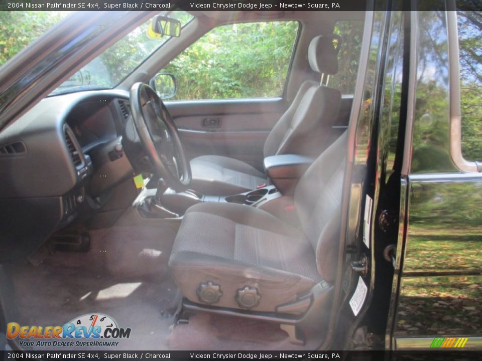 2004 Nissan Pathfinder SE 4x4 Super Black / Charcoal Photo #13