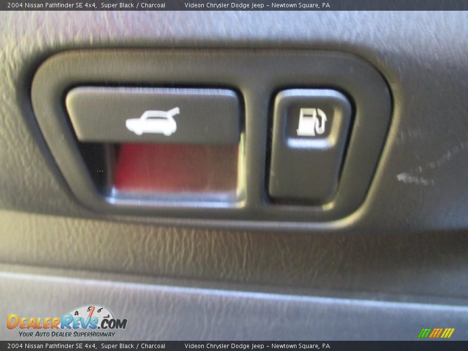 2004 Nissan Pathfinder SE 4x4 Super Black / Charcoal Photo #15