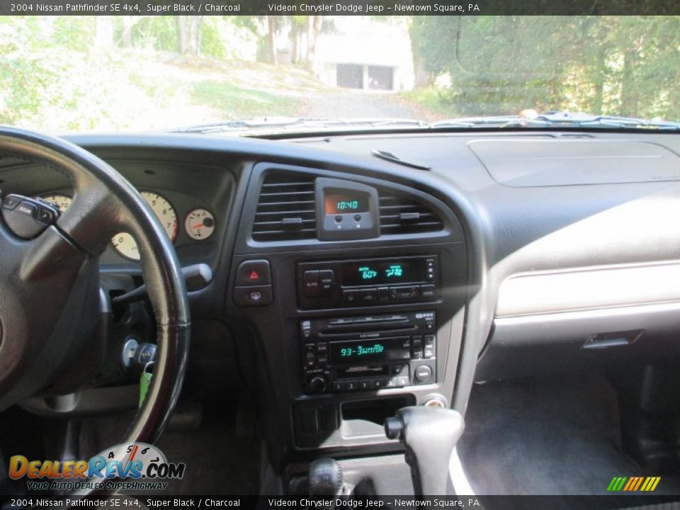 2004 Nissan Pathfinder SE 4x4 Super Black / Charcoal Photo #16