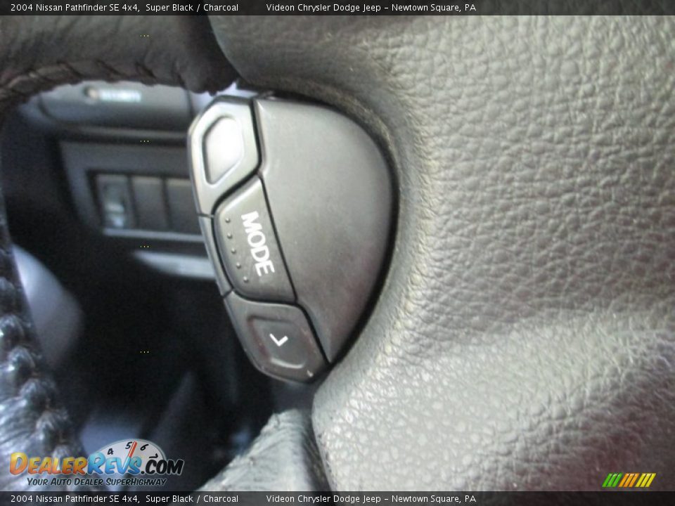 2004 Nissan Pathfinder SE 4x4 Super Black / Charcoal Photo #19